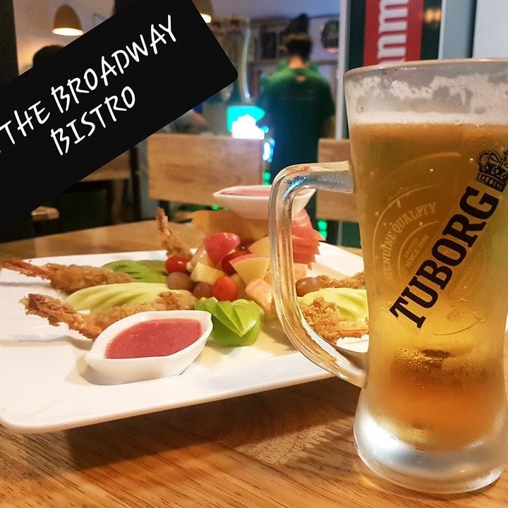 ည ဈေးတန်းငယ် တစ်ခုလို လူစည်ကားနေတဲ့ "The Broadway bistro"